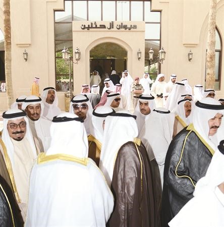 جانب من الحضور امام الديوان
