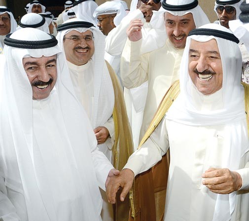 صاحب السمو الامير الشيخ صباح الاحمد لدى وصوله الديوانوفي استقبال سموه سلطان بن حثلين