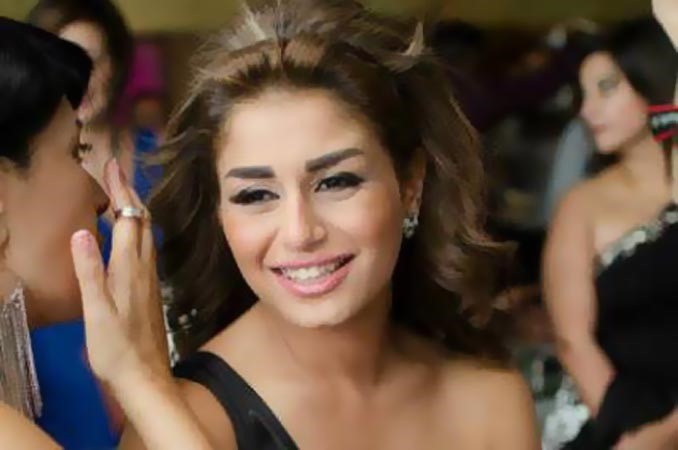 فستان شبه عار لمنة فضالي يعرضها لهجوم حاد