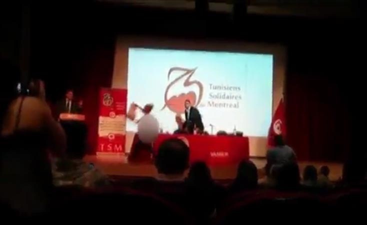 بالفيديو.. فتاة «عارية» تفاجئ رئيس الحكومة التونسية السابق بكندا أثناء مؤتمره الصحافي