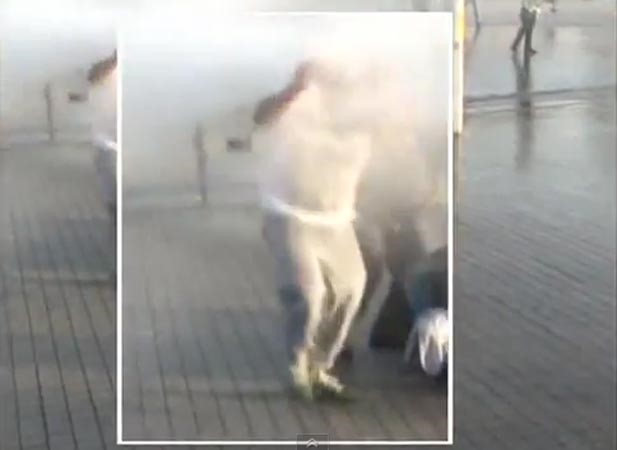 بالفيديو.. متظاهر تركي يتحدى مدفعاً مائياً.. ويفقد وعيه