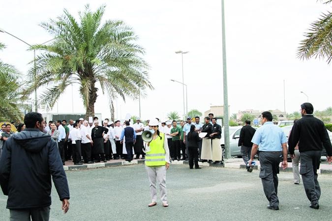 النزلاء خارج الفندق