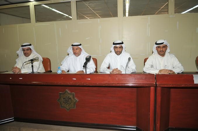 الغانم متوسطا منصور المبارك وعبدالعزيز المرزورق خلال الجمعية العمومية سعود سالم
