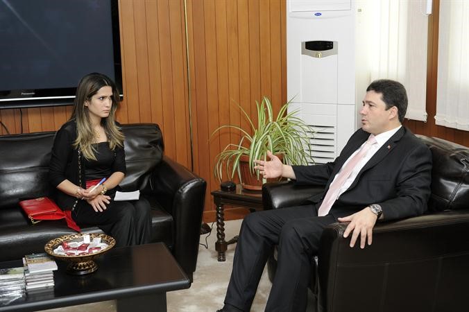 السفير التركي متحدثا الى الزميلة بيان عاكوم