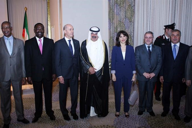 خالد الجارالله متوسطا عددا من السفراء