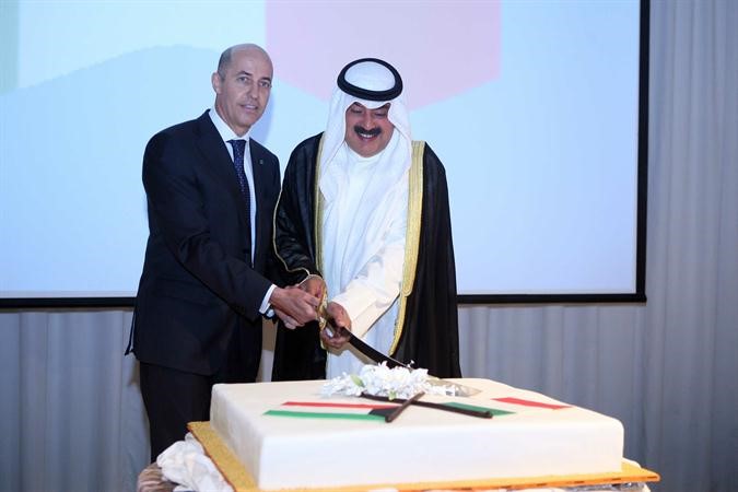 خالد الجارالله يشارك السفير الايطالي قطع كعكة الاحتفال