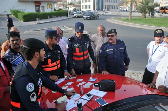 هويات ينتظر اصحابها تحرير مخالفات لهم ويبدو اللواء عبدالفتاح العلي بين ابنائه واخوانه