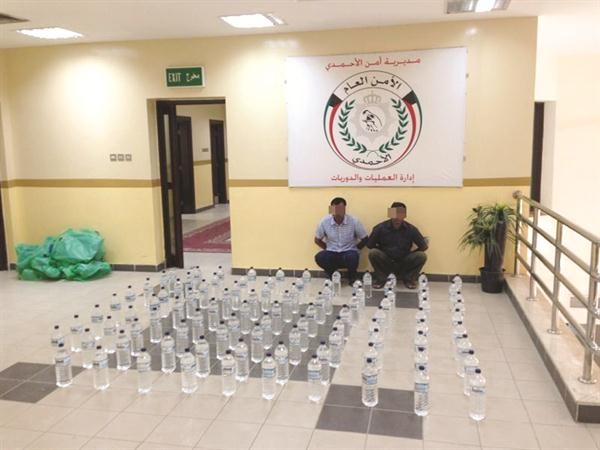 الاسيويان وامامهما الخمور المحلية﻿
