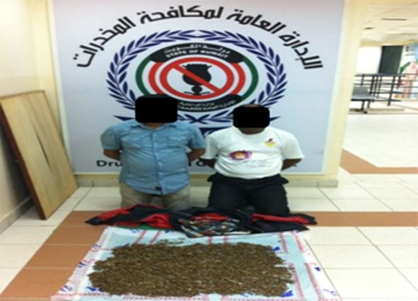 المتهمان وامامهما المضبوطات﻿