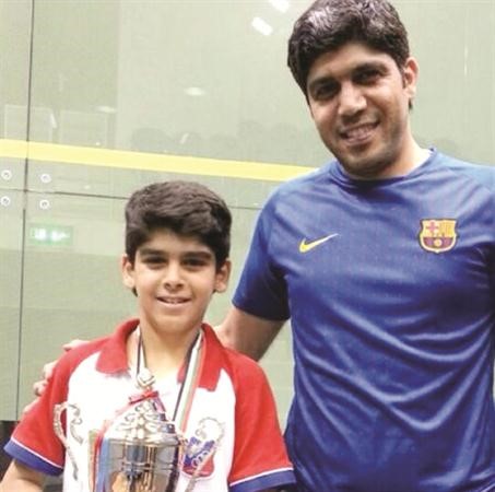 احمد العنزي مع احد لاعبي الاسكواش ﻿