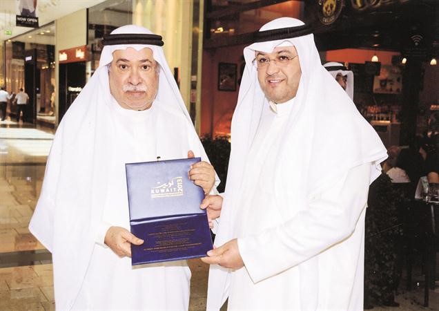 الشيخ عيسي بن راشد يتسلم الدعوة من الشيخ طلال المحمد 