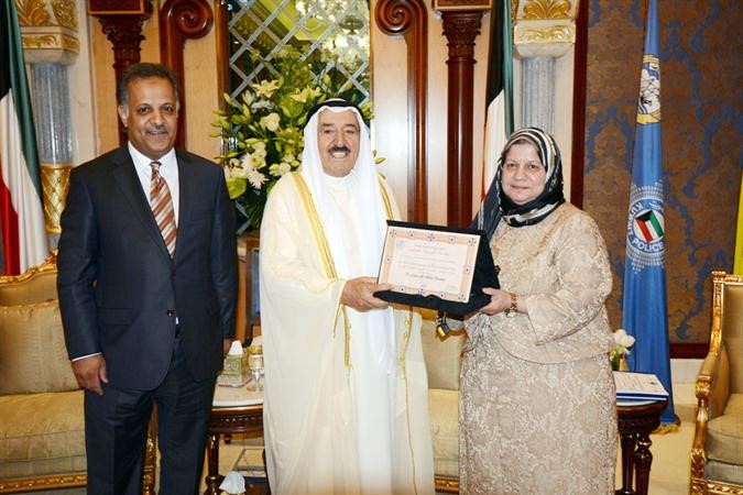 صاحب السمو الامير الشيخ صباح الاحمد مستقبلا د محمد الهيفي ود ليلى علي اكبر بستكي﻿