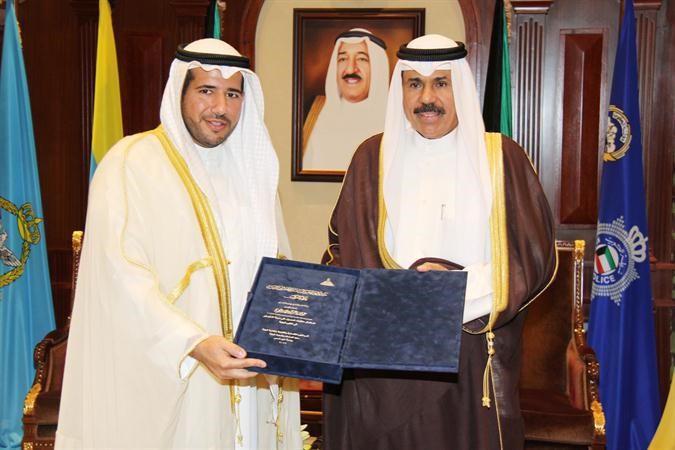 سمو ولي العهد الشيخ نواف الاحمد متسلما رسالة الماجستير من الشيخ عبدالله احمد الحمود ﻿