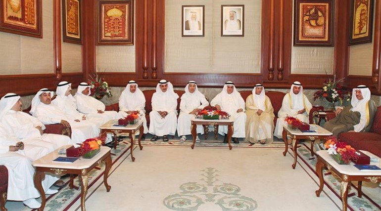 سمو رئيس مجلس الوزراء الشيخ جابر المبارك مستقبلا دنايف الحجرف يرافقه رؤساء المكاتب الثقافية في الخارج ﻿