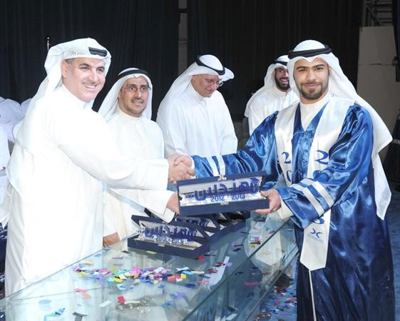 الصرعاوي مكرما احد الطلبة المتفوقين﻿