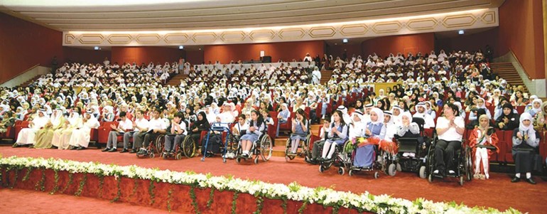 كوكبة من المكرمين والمكرمات في صورة جماعية على مسرح قصر بيان﻿