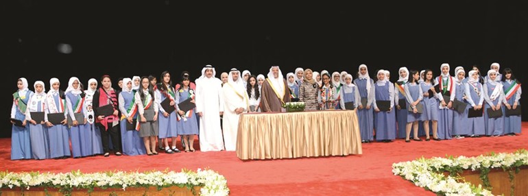 الشيخ علي الجراح ود نايف الحجرف مع كوكبة من المكرمين﻿
