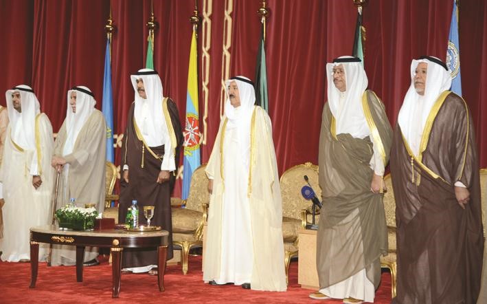 صاحب السمو الامير الشيخ صباح الاحمد وسمو ولي العهد الشيخ نواف الاحمد وسمو الشيخ جابر المبارك والشيخ علي الجراح والمستشار سالم العتيقي ود نايف الحجرف﻿