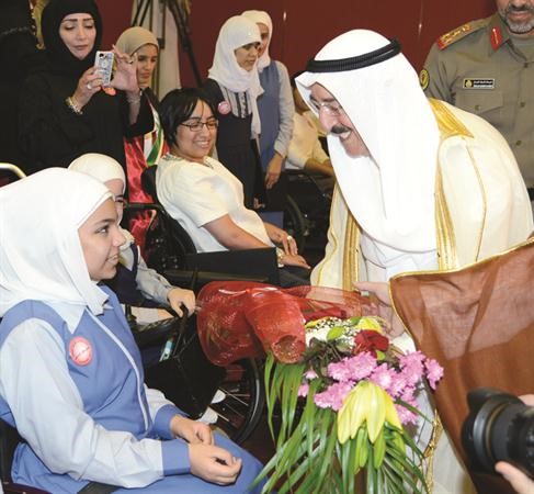 صاحب السمو يتلقى باقة ورد من احدى المكرمات﻿