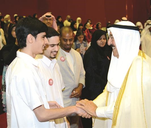 سمو الامير مصافحا عددا من الطلبة المتفوقين﻿
