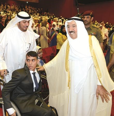 صاحب السمو مهنئا احد المكرمين﻿