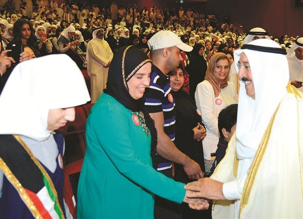 صاحب السمو الامير الشيخ صباح الاحمد مهنئا احدى المكرمات﻿