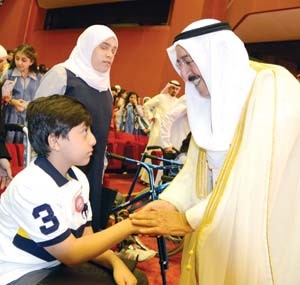 صاحب السمو الامير الشيخ صباح الاحمد مصافحا احد الطلبة المتفوقين المكرمين في الحفل