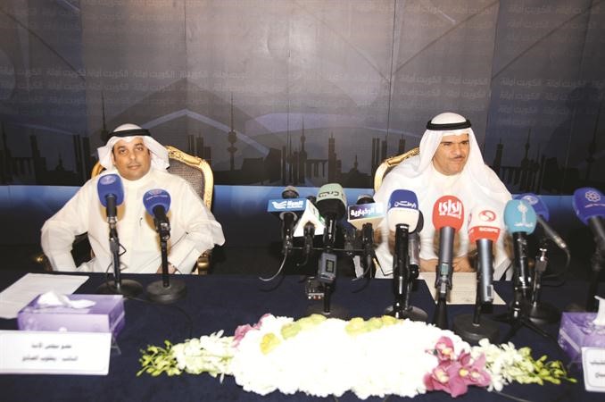 الشيخ سلمان الحمود ويعقوب الصانع خلال المؤتمر الصحافي هاني الشمري