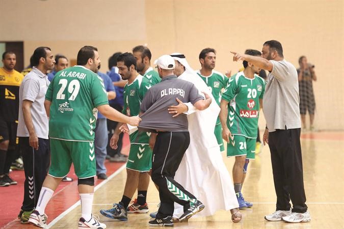 مراقب المباراة فوزي ابراهيم يلغي المباراة بعد احتجاج جماهير العربي عادل اليعقوب