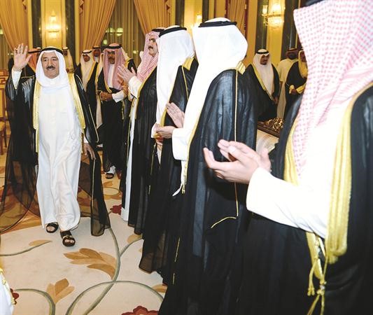 صاحب السمو الامير يحيي الحضور لدى وصوله﻿