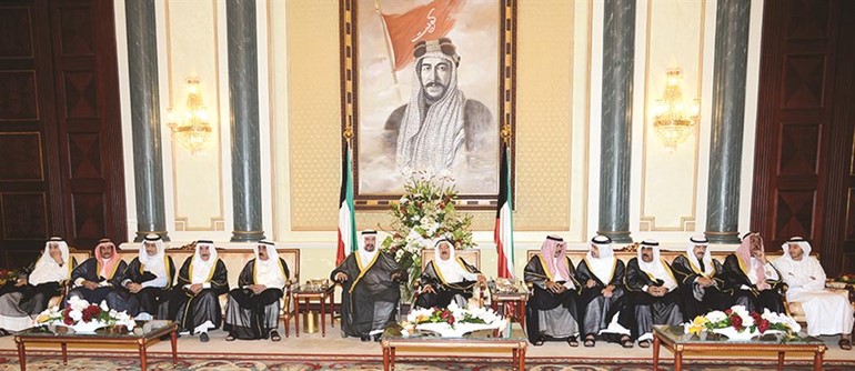 صاحب السمو الامير وسمو ولي العهد وسمو الشيخ سالم العلي والشيخ فيصل السعود والشيخ مبارك العبدالله الاحمد والشيخ مشعل الاحمد وسمو الشيخ ناصر المحمد وسمو رئيس الوزراء الشيخ جابر المبارك والشيخ عبدالله بن زايد والشيخ جابر الخالد والشيخ دابراهيم الدعيج والشي
