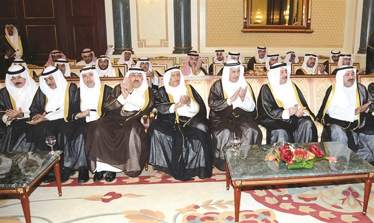 الشيخ ناصر صباح الاحمد والشيخ احمد الحمود والشيخ صباحالخالد مع عدد من الحضور﻿