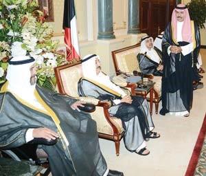 صاحب السمو الامير الشيخ صباح الاحمد وسمو ولي العهد الشيخ نواف الاحمد وسمو الشيخ سالم العلي خلال مادبة العشاء التي اقيمت في قصر بيان امس بمناسبة عودة سمو ولي العهد سالما من رحلة الفحوصات الطبية