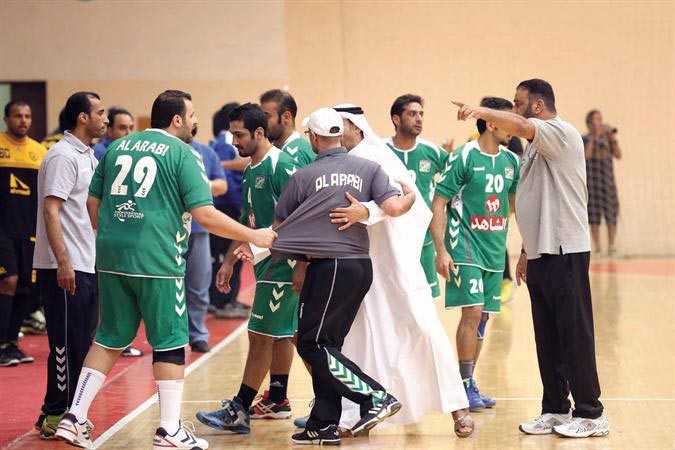 بالفيديو.. الأحداث المؤسفة التي حصلت في مباراة القادسية والعربي في كرة اليد