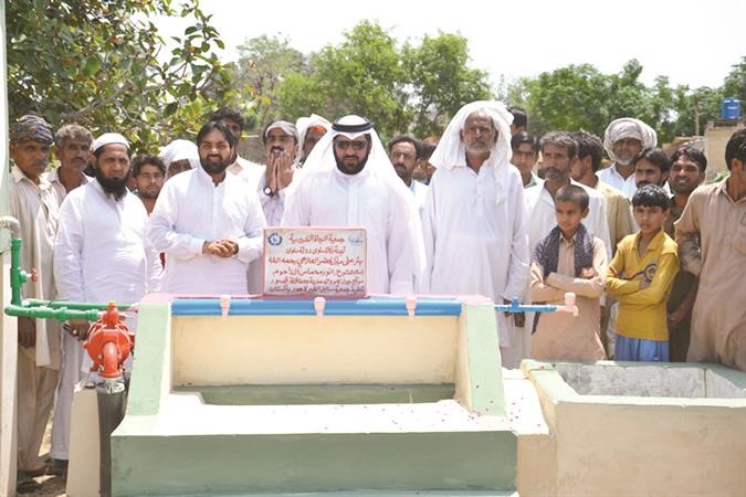 الخالدي امام احدى الابار بباكستان