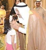 صاحب السمو مصافحا احدى المتفوقات﻿