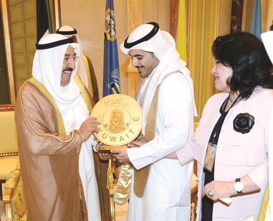 صاحب السمو يتسلم هدية تذكارية من احد ابناء الشهداء﻿