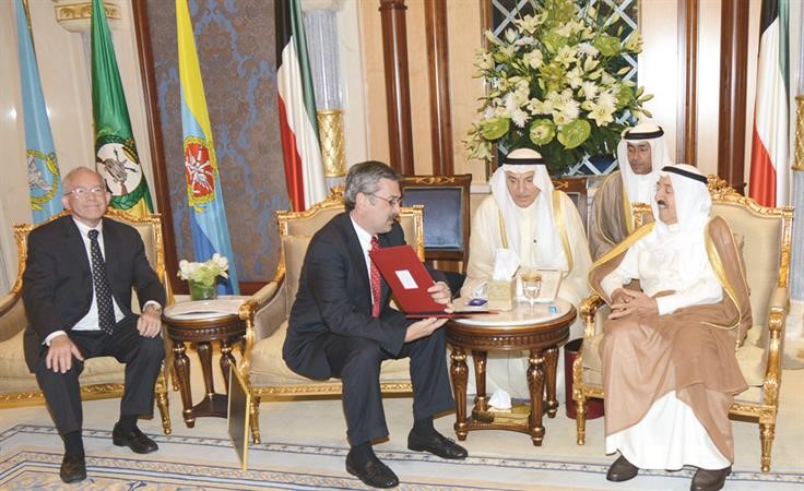 صاحب السمو الامير الشيخ صباح الاحمد مستقبلا ادوارد غنيم﻿
