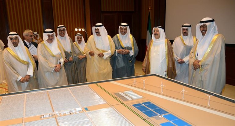 سمو الامير الشيخ صباح الاحمد خلال اطلاعه على مشروع مجمع الشقايا للطاقات المتجددة بحضور سمو ولي العهد الشيخ نواف الاحمدوسمو رئيس الوزراء الشيخ جابر المبارك ومصطفى الشمالي ود نايف الحجرف وم عبدالعزيز الابراهيم
