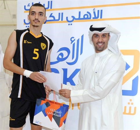 علي ابراهيم البغلي يسلم الجائزة للاعب القادسية