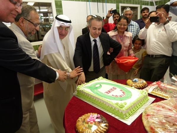 تقطيع كيكة خاصة بالاحتفال