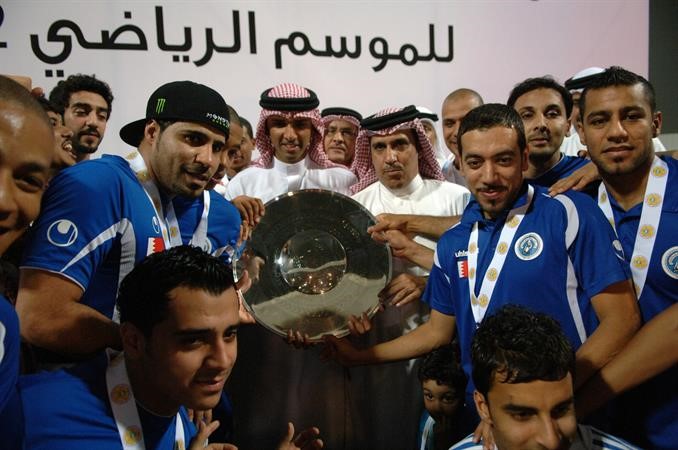 لاعبو البسيتين يحتفلون بالحصول على الدرع مع الشيخ علي بن خليفة
