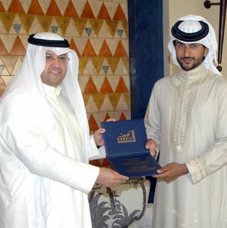 الشيخ ناصر بن حمد ال خليفة يتسلم الدعوة من الشيخ طلال المحمد