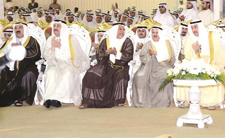 الشيخ ناصر صباح الاحمد والشيخ احمد الحمود والشيخ علي الجراح ومحمد شرار والشيخ فيصل الحمود مع عدد من الحضور﻿