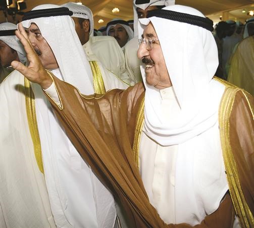 صاحب السمو يحيي الحضور في الديوان﻿