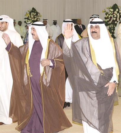 الشيخ مشعل الاحمد وسمو الشيخ ناصر المحمد يحييان الحضور لدى وصولهما الديوان﻿