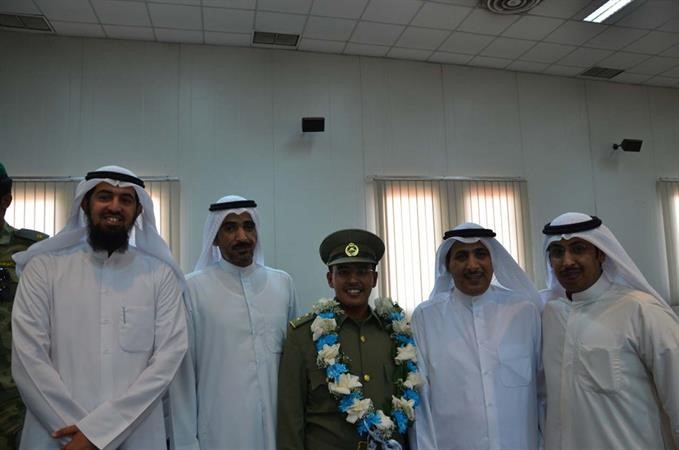 احد الخريجين مع ذويه﻿