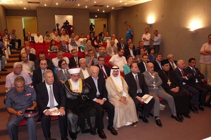 السفير عبد العال القناعي متقدما الحضور خلال الاحتفال