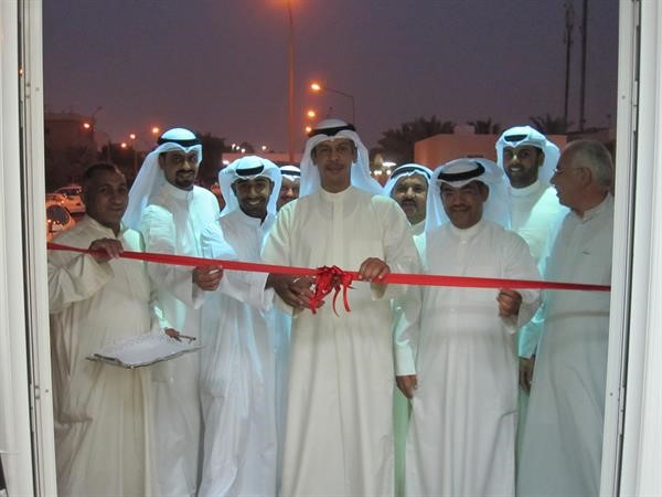ناصر الهنيدي يقص شريط الافتتاح﻿