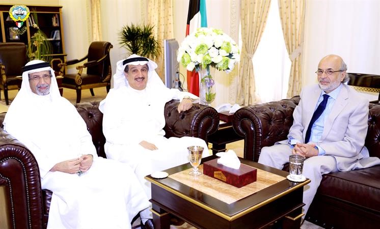 رئيس مجلس الامة بالانابة كامل العوضي مستقبلا اكرم شهاب بحضور دصلاح العتيقي﻿